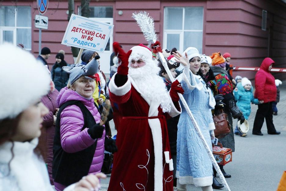 Как в Белгороде прошёл парад Дедов Морозов - Изображение 26