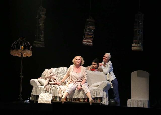 Театр «Современник» показал спектакль «Потанцуем…» в Старом Осколе и Губкине