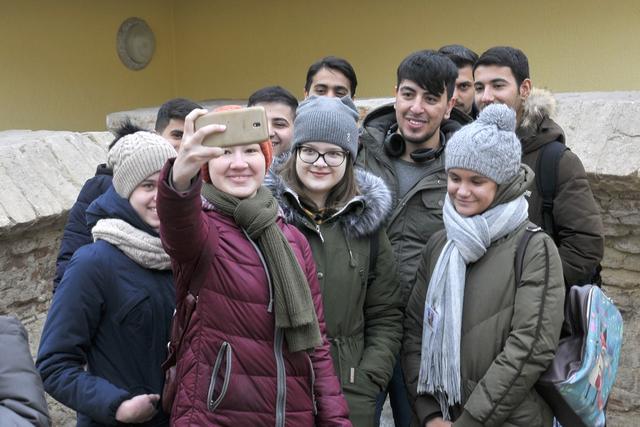 Без барьера. Как школьники знакомят иностранцев с достопримечательностями Белгорода