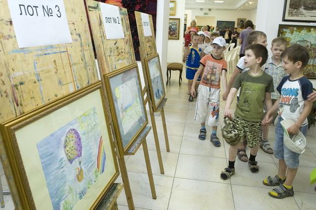 В Белгороде провели благотворительный аукцион детских рисунков