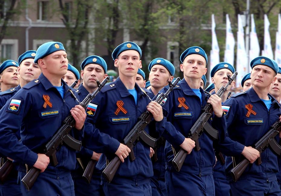 Кадры Дня Победы в Белгороде: парад и «Бессмертный полк» - Изображение 31