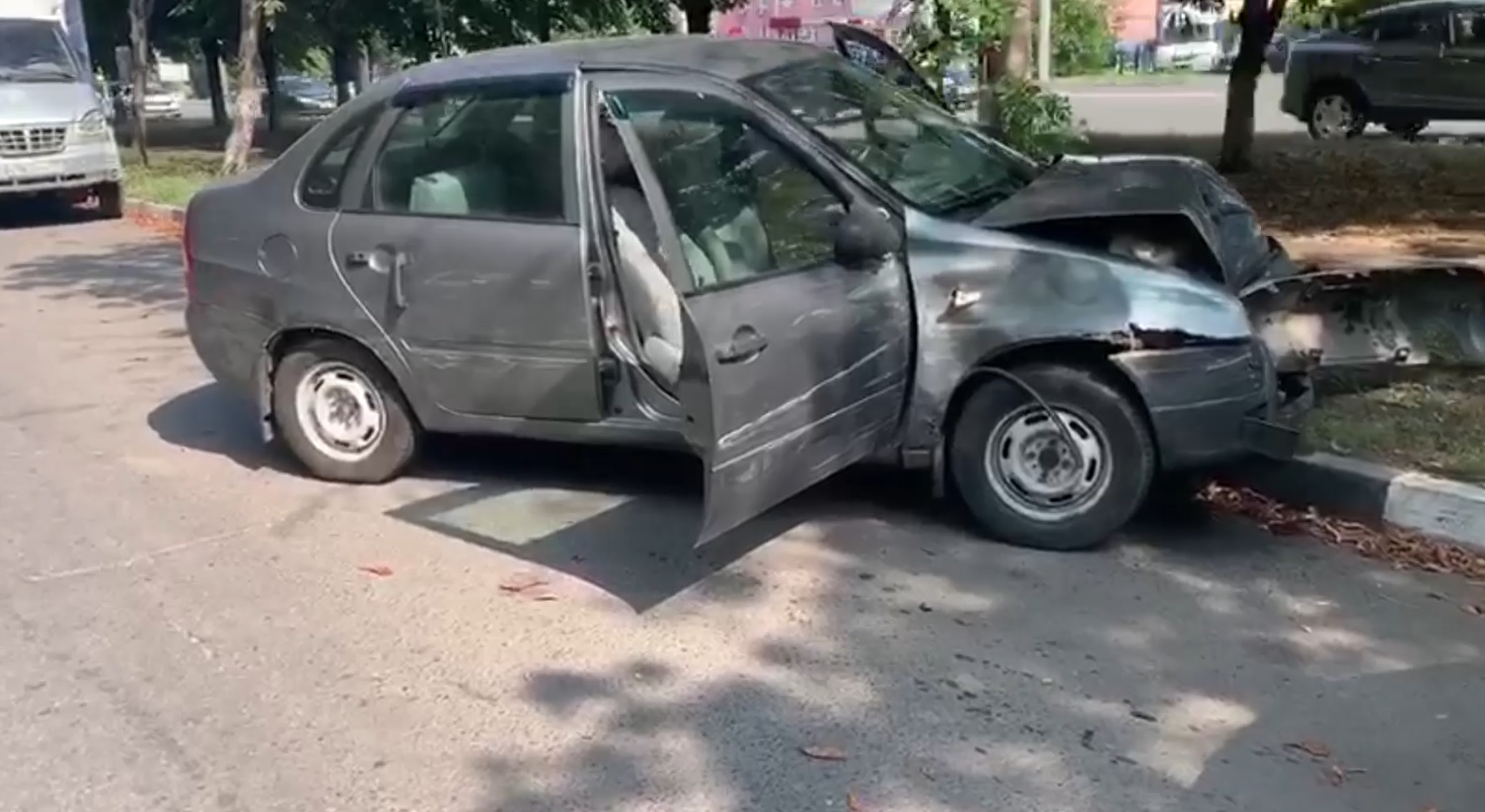 В Белгороде пьяный водитель без прав протаранил припаркованные машины