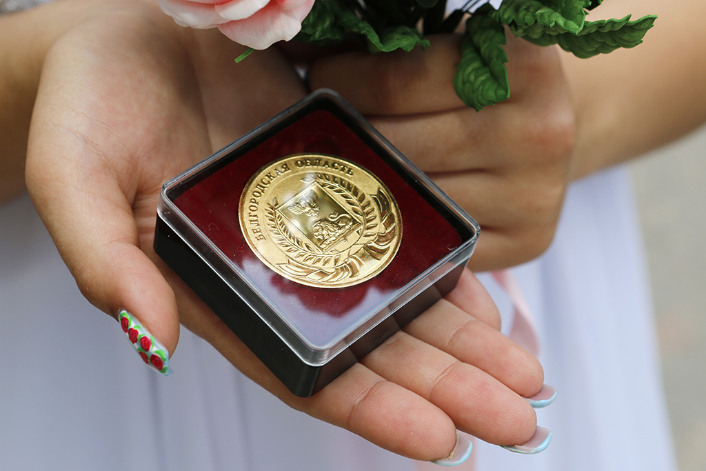 В Белгородской области золотые медали получили 694 выпускника