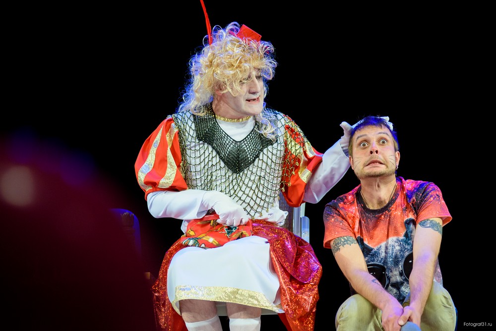 В спектакле «Робин Гуд» Юрий Чуев играет Королеву, а Юрий Боровской – Кота. Фото Константина Кошкина
