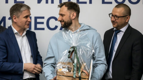 Журналист «БелПрессы» Сергей Шевченко (в центре)