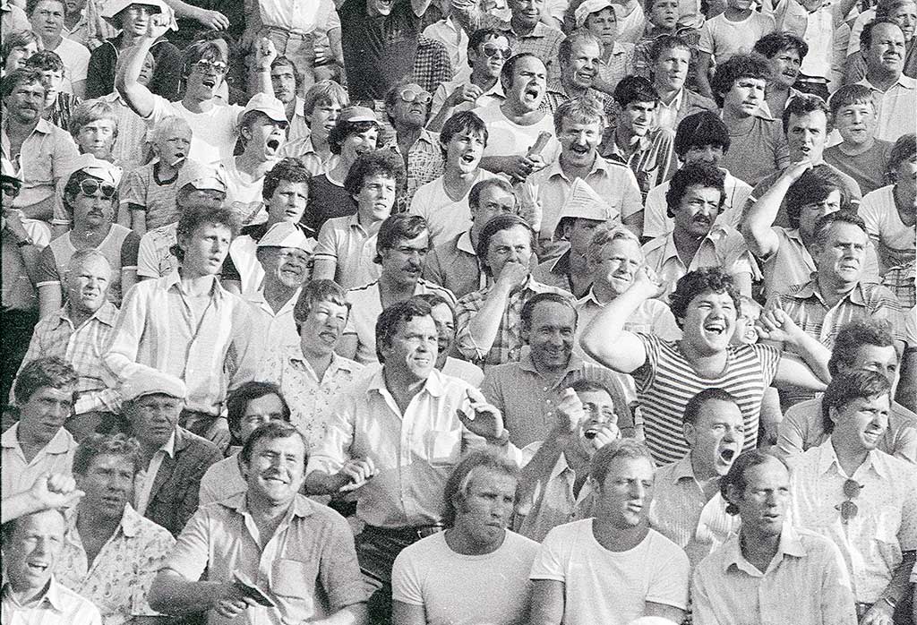 Болельщики на стадионе в Белгороде, 1983 г.