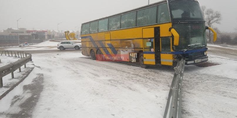 В Белгородском районе междугородный автобус врезался в барьерное ограждение