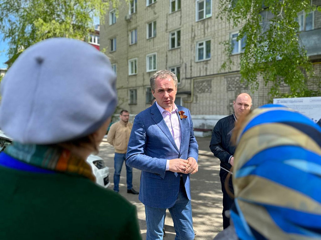 Вячеслав Гладков посетил проблемную многоэтажку в Алексеевке