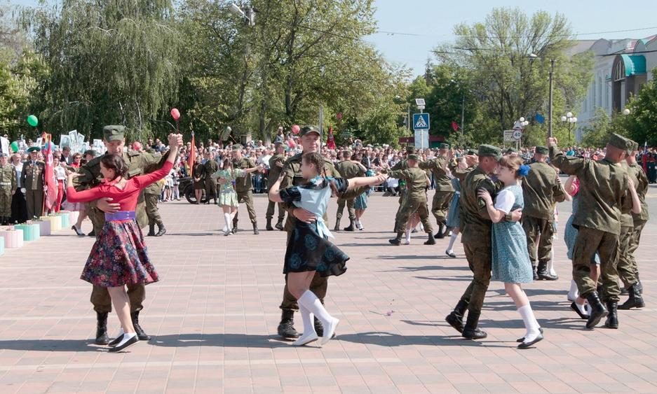 Валуйчане отметили День Победы военным парадом и шествием «Бессмертного полка» - Изображение 2