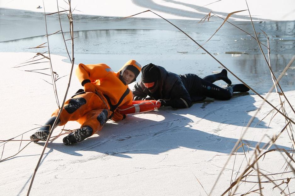 Белгородские спасатели провели учения на льду - Изображение 1