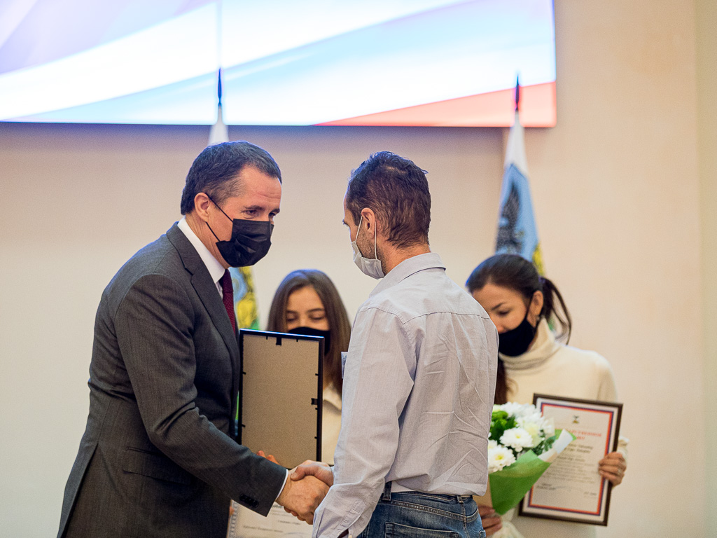 Более 50 белгородских школьников стали стипендиатами губернатора