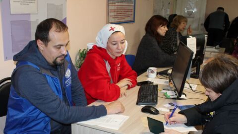Светлана Кислова и Илья Терентьев ведут приём вынужденных переселенцев