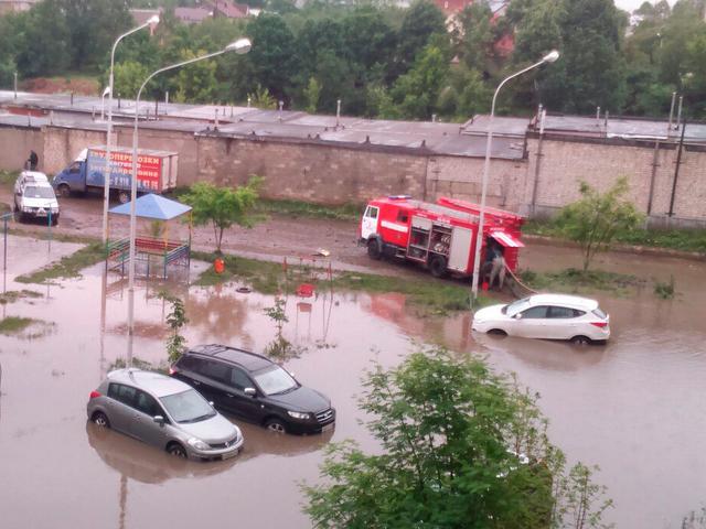 На улице Губкина в Белгороде ливень затопил двор