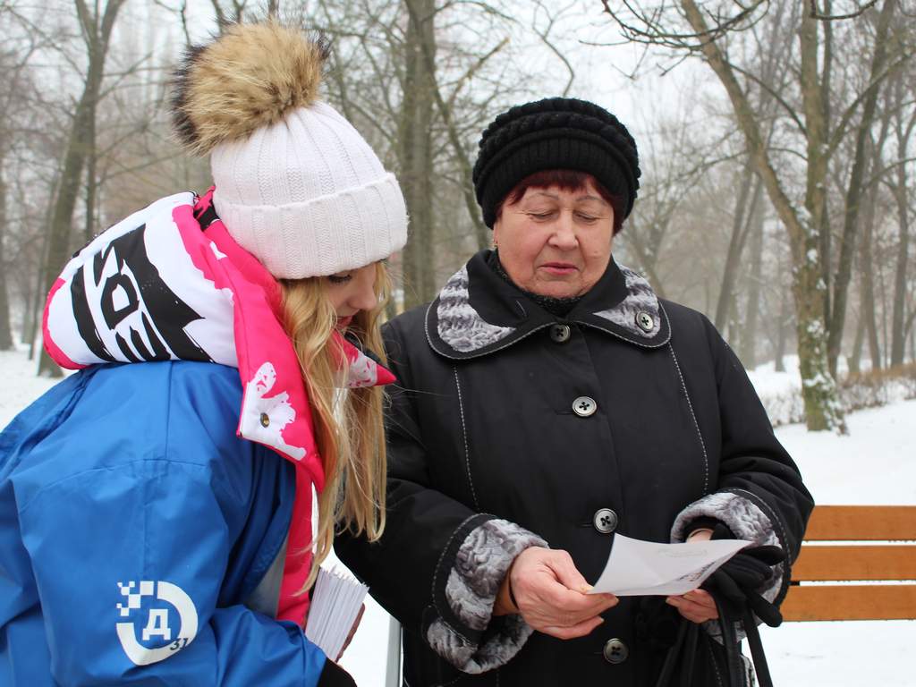 В Белгороде волонтёры раздали горожанам письма-треугольники о героях-соотечественниках