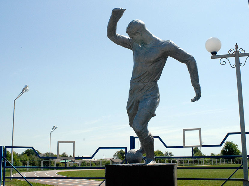 Скульптура у стадиона в Красном. Фото Анны Золотарёвой