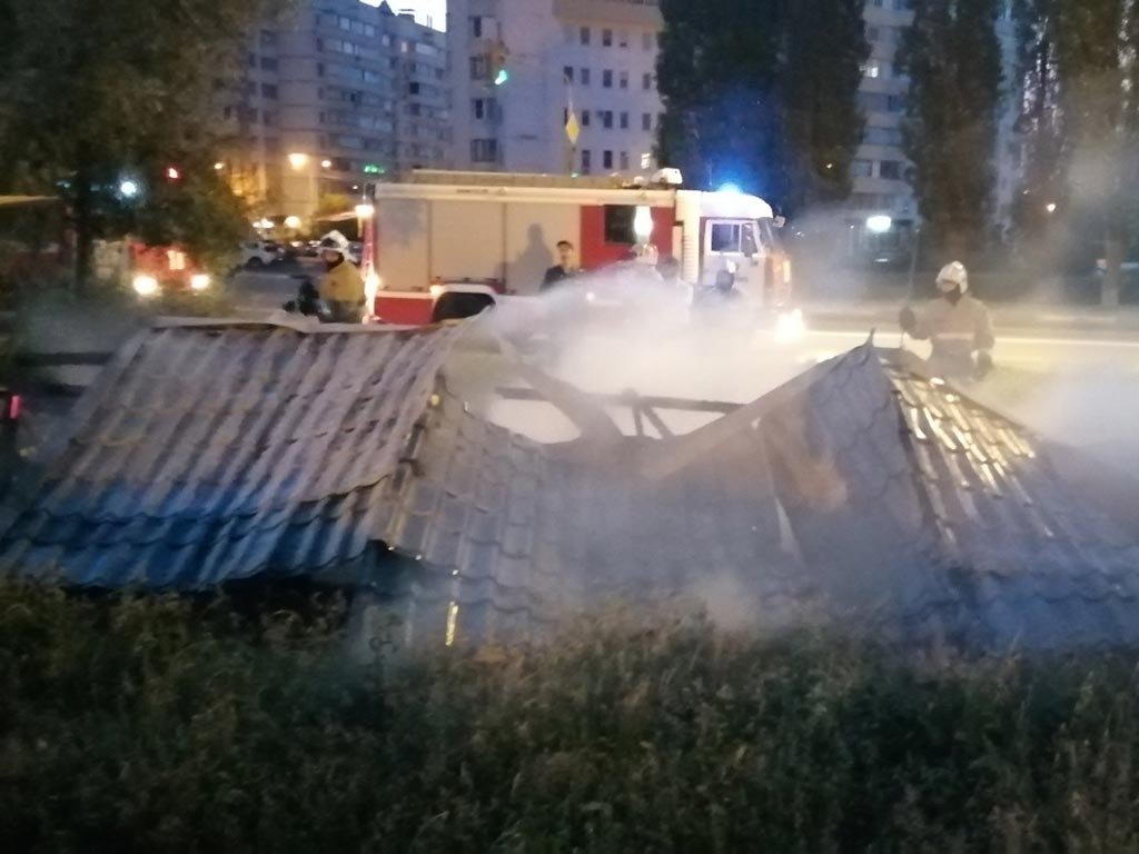 В Белгороде на Есенина ночью сгорели три торговых ларька