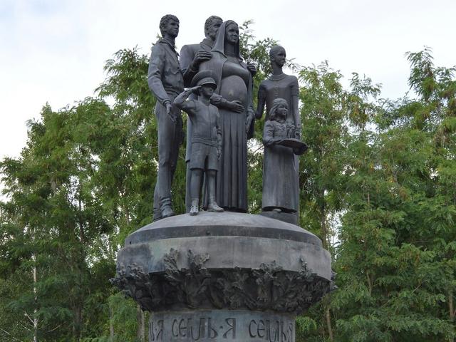 Памятник многодетной семье установили в парке Нового Оскола