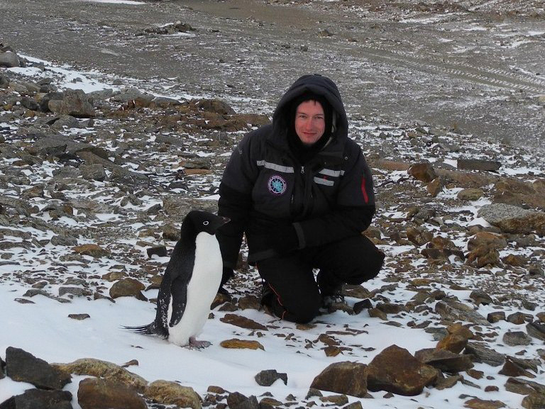 Дмитрий Емельянов с пингвином. Фото из личного архива