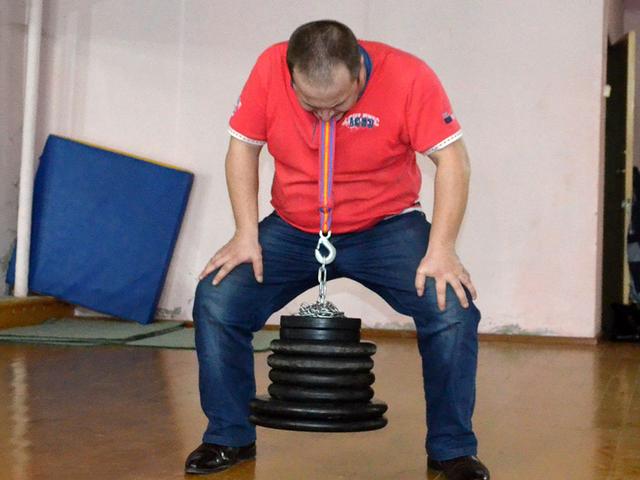 Белгородец установил рекорд России по удержанию веса зубами