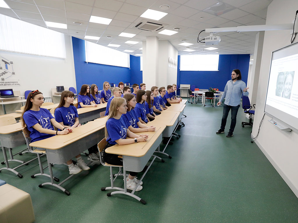 Вячеслав Гладков предложил проект по IT-образованию школьников