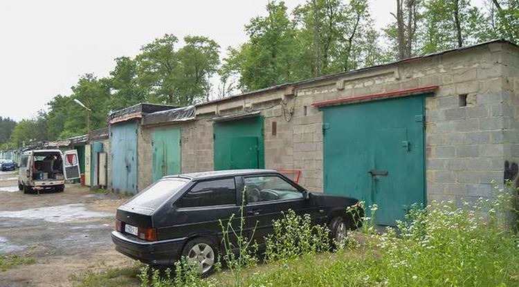 В Белгороде мужчина снял с чужого гаража ворота и сдал их на металлолом