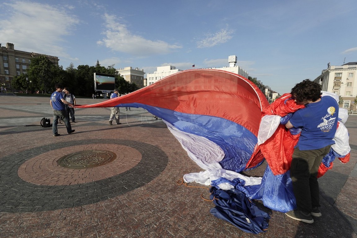 Аэростат пронёс над Белгородом огромный флаг России