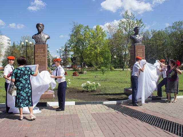 На белгородской Аллее Героев установили бюсты двух десантников