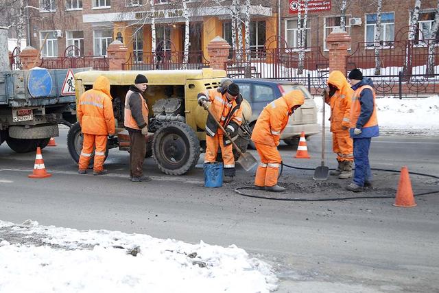 В Белгороде ямочным ремонтом дорог занимаются три бригады