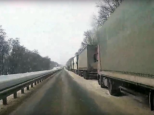 Пробка из грузовых автомобилей возле «Нехотеевки» постепенно сокращается (видео)