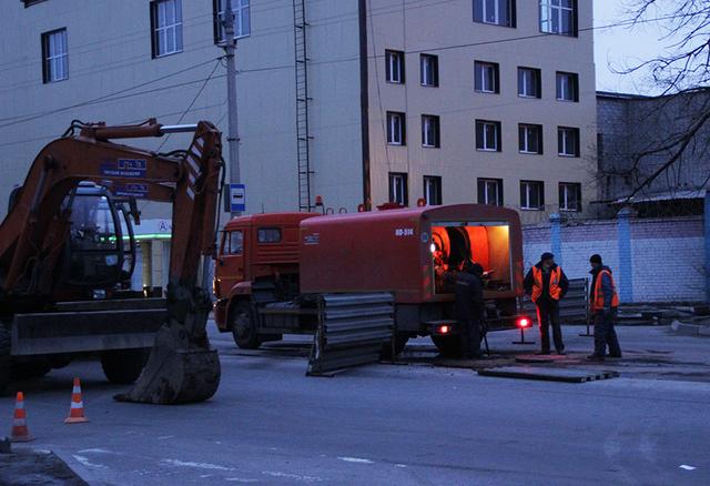 В Белгороде на Михайловском шоссе ликвидируют последствия  коммунальной аварии 