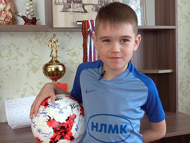 Юный староосколец получил подарок от полузащитников сборной России по футболу
