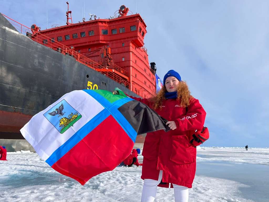 На Северном полюсе Полина Баратова развернула флаг Белгородской области