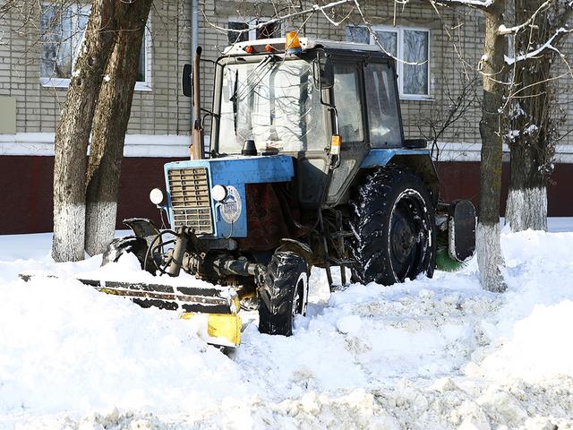 В Белгороде на расчистку снега выехали 90 снегоуборочных машин «Белгорблагоустройства»