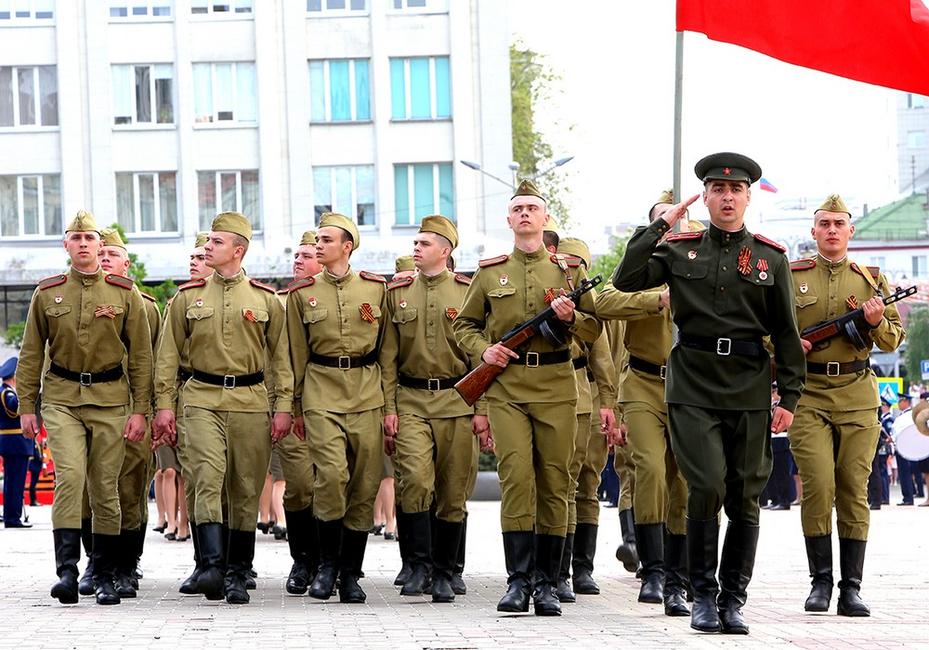 Кадры Дня Победы в Белгороде: парад и «Бессмертный полк» - Изображение 24