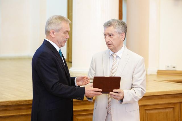 Евгений Савченко наградил 43 лучших работников региона