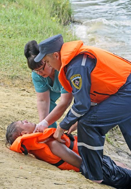 На белгородском пляже продемонстрировали, как надо спасать тонущих людей  - Изображение 4