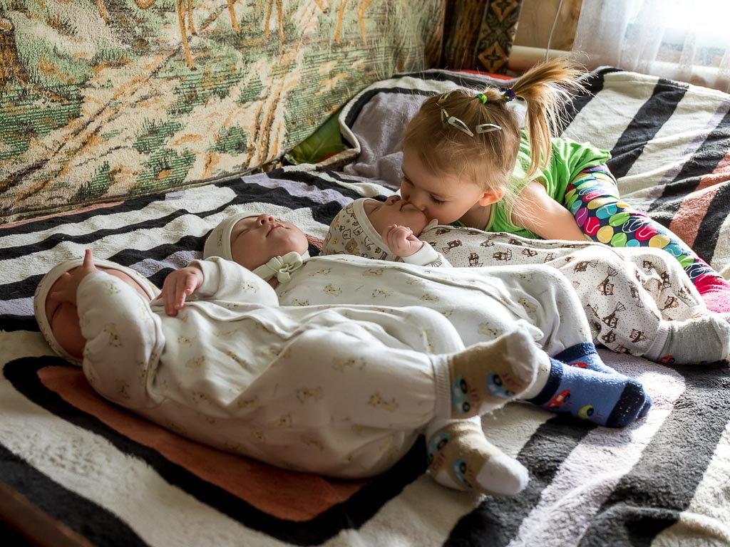 Три сыночка и лапочка дочка: как живут многодетные супруги Ивченко из Ильинки