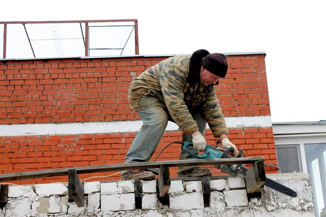 Без шума и пыли. В Белгороде снесли незаконную постройку на крыше многоэтажки