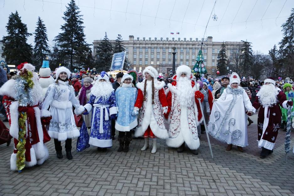 Как в Белгороде прошёл парад Дедов Морозов - Изображение 33