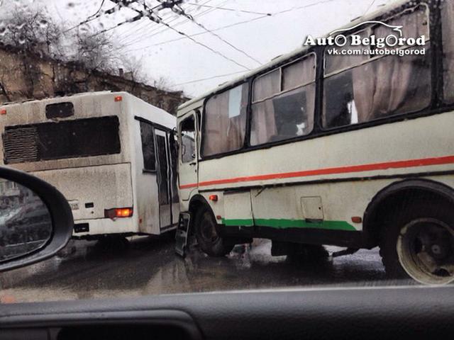 В центре Белгорода столкнулись два пассажирских автобуса