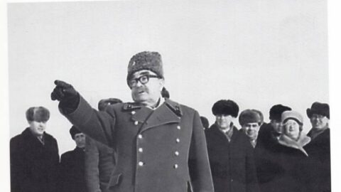 Маршал Ротмистров у своего командного пункта
