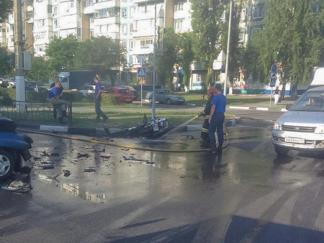 В Белгороде столкнулись автомобиль и мотоцикл