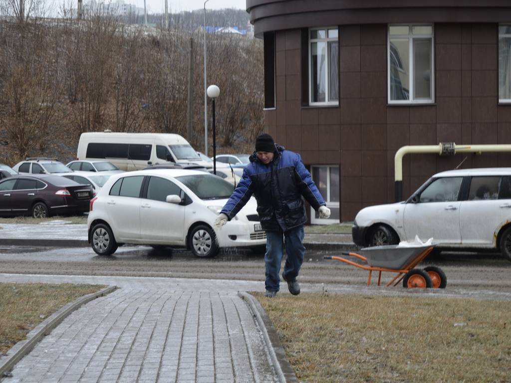 Белгородские власти признали проблемы с очисткой ото льда тротуаров и дорог в ИЖС