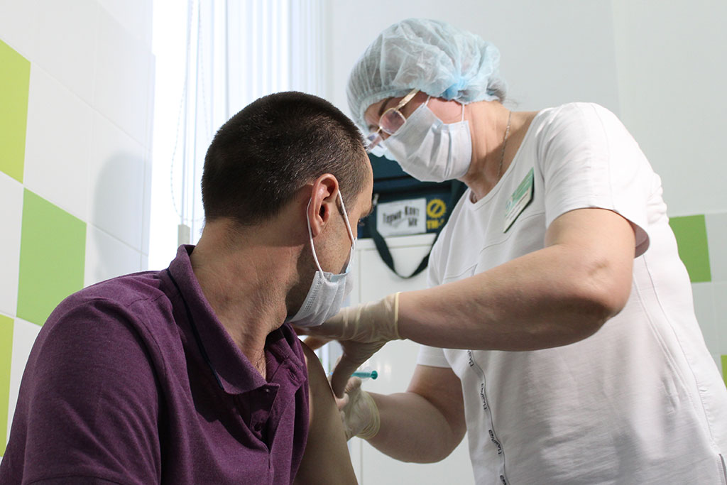 Минздрав отметил Белгородскую область за лидерство в вакцинации от ковида