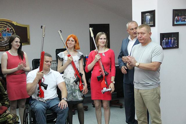 Белгородским стрелкам подарили винтовки «Блэйкер»