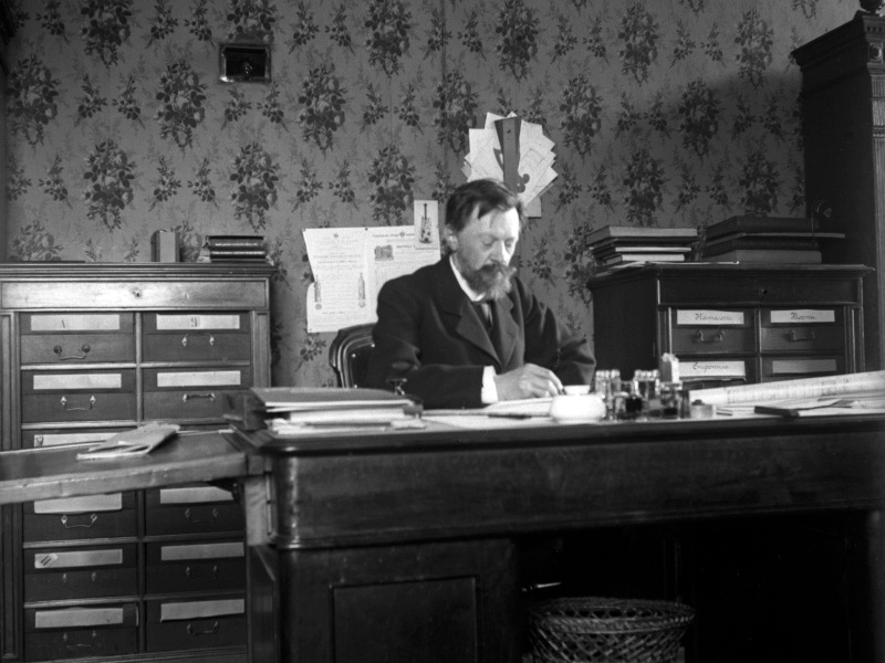Владимир Григорьевич Шухов в своём рабочем кабинете