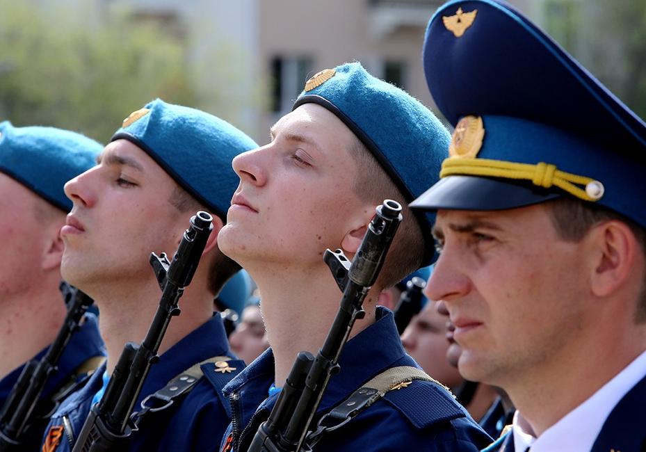 Кадры Дня Победы в Белгороде: парад и «Бессмертный полк» - Изображение 30