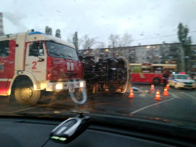На перекрёстке в Белгороде перевернулся грузовик и придавил пешехода