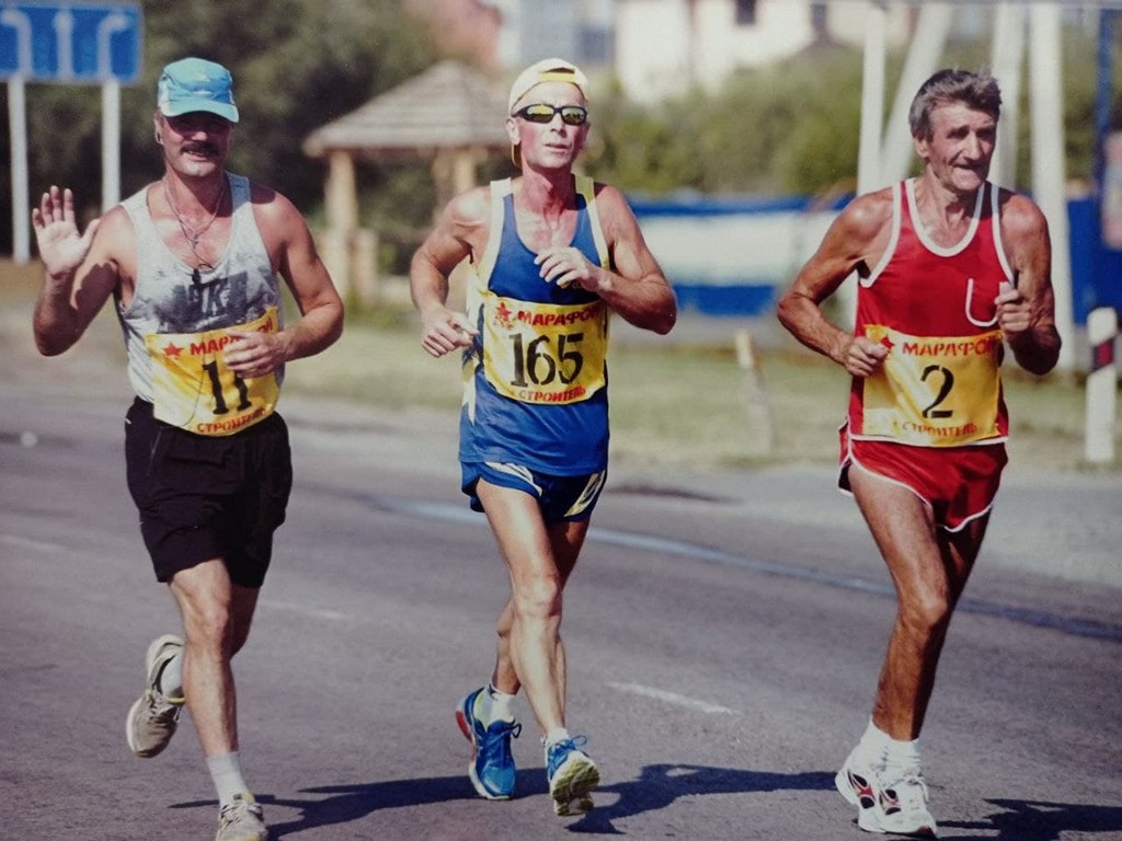 Анатолий Трунов (второй слева) пробежал первый в Белгородской области марафон