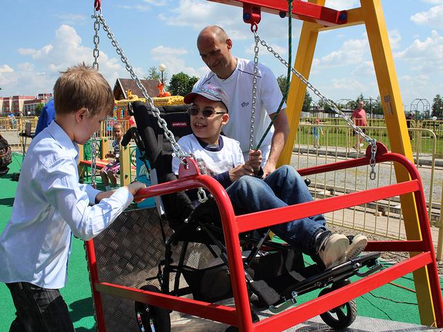 В Строителе открыли первую в регионе игровую площадку для детей-инвалидов